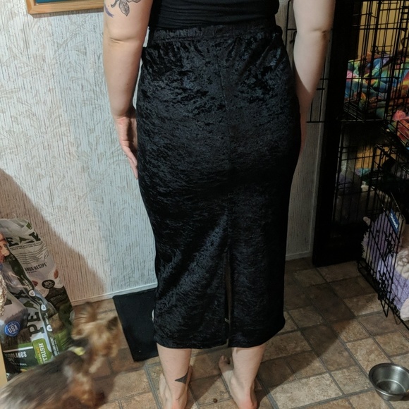 Black velvet skirt with slit in back - like new- - Picture 4 of 5